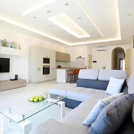3-bedroom With Views In Iz-zebbug, Gozo Lejlighed
